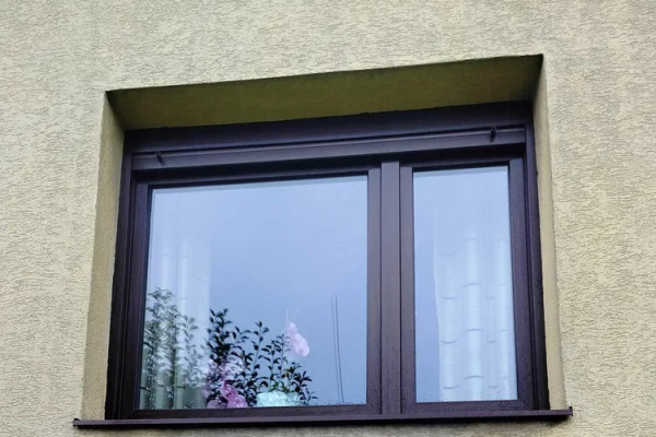 Okno PCV z roletą zewnętrzną 176x140