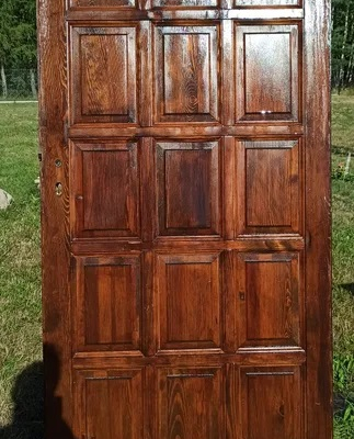 Drzwi drewniane .