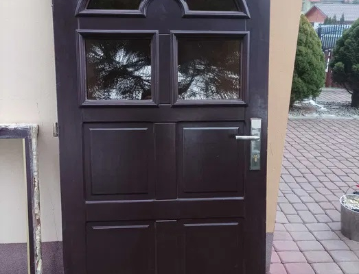 Drzwi wejściowe drewniane solidne.