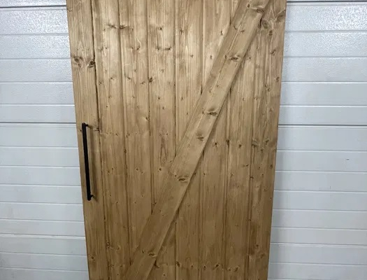 Drzwi drewniane do spiżarni, komórki, pomieszczenia gospodarczego.