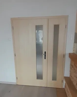 Drewniane drzwi z ramą