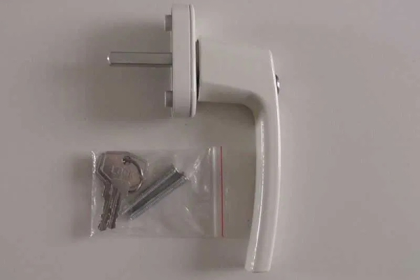 Klamka Okienna zamykana na klucz biała aluminium