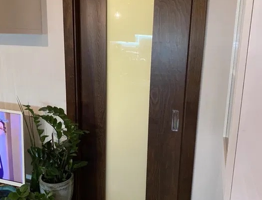 Drzwi drewno lite dębowe „wpuszczane” w ścianę kolor orzech