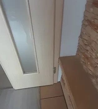 Drewniane drzwi z ramą